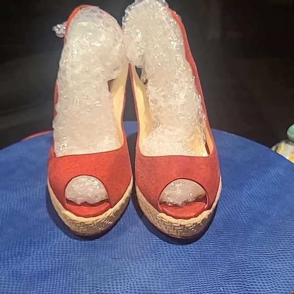 Christian Louboutin heels Sz 38.(#1387)red suede w/ 4.75" heel and 1" platform. - Picture 4 of 17